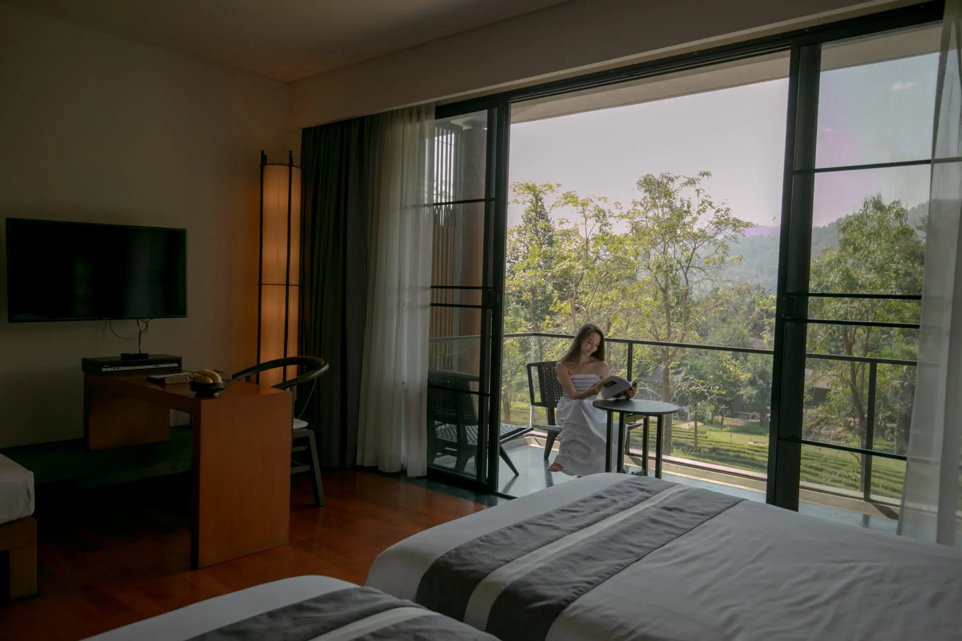 Contemporary design elements paired with dramatic mountain views from the Valley Deluxe Scenery room.