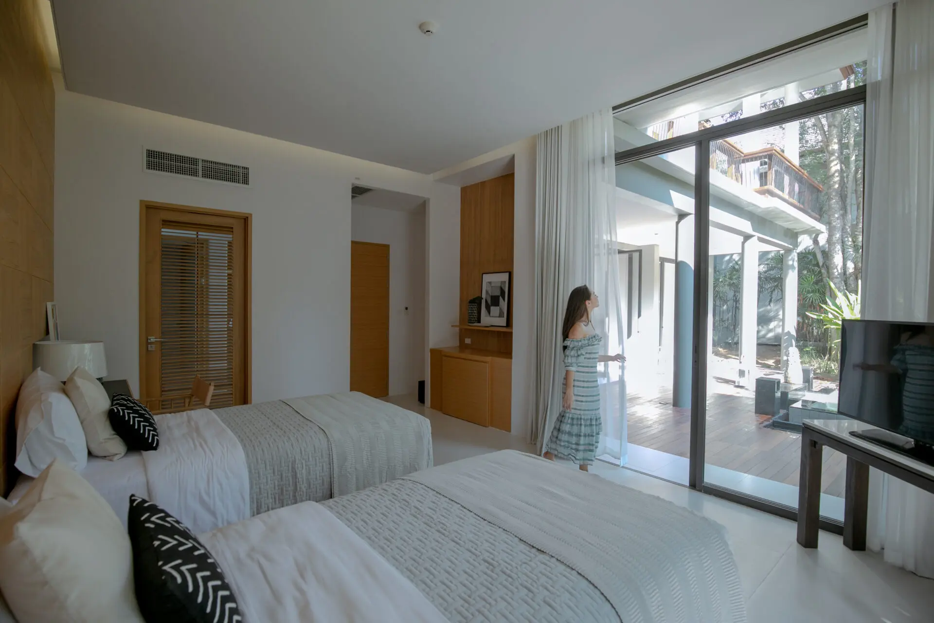 Dining area with contemporary design details, ideal for shared meals inside the luxury villa.