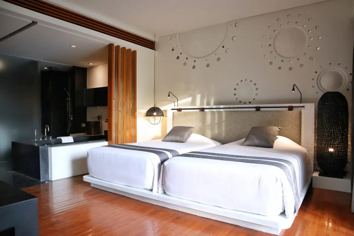 Modern Valley Deluxe bedroom with refined design and tranquil nature views.
