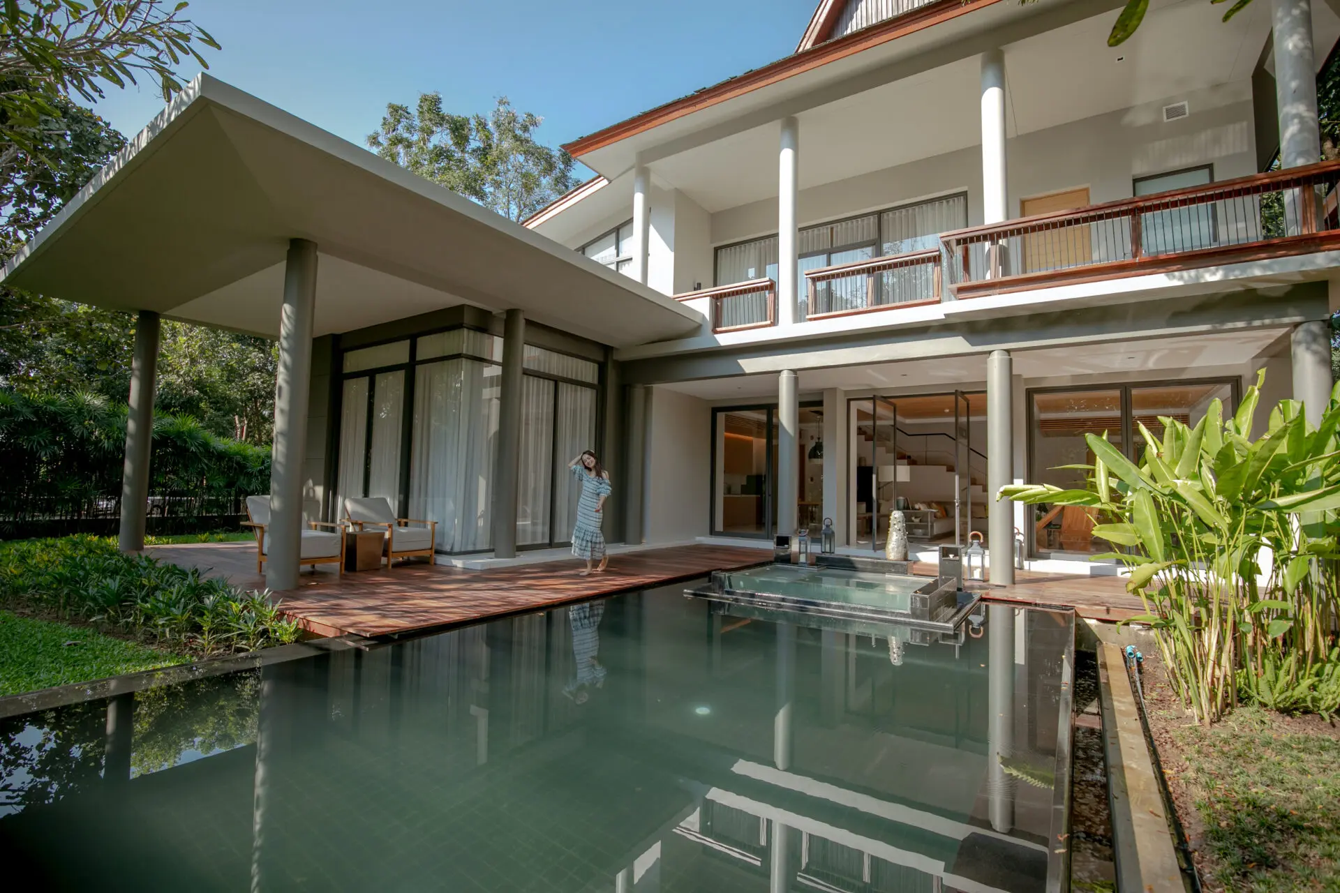 Second bedroom with warm tones and modern furnishings, perfect for family or group stays.