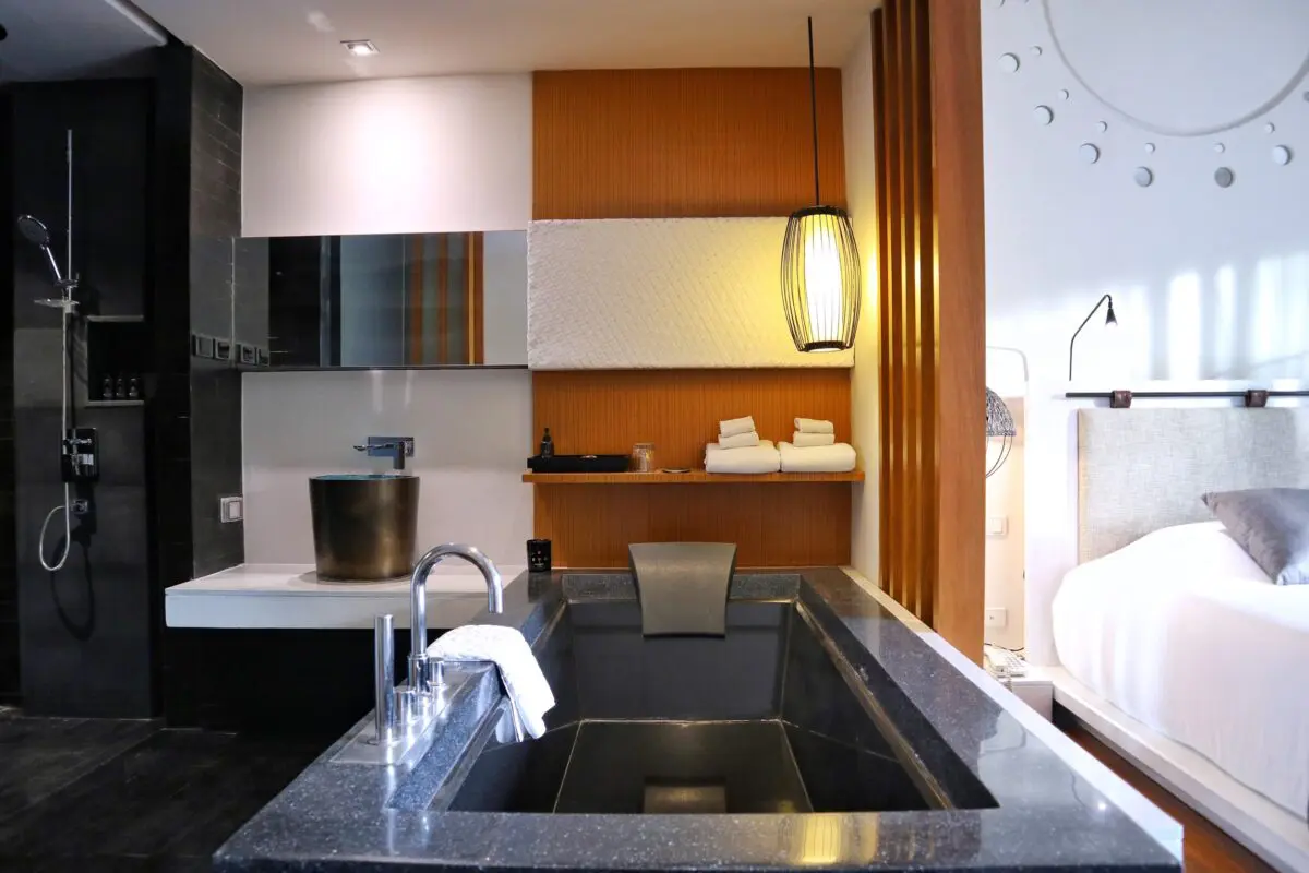 Spacious Valley Deluxe room with elegant furnishings and a peaceful view of Chiang Mai’s lush valley.