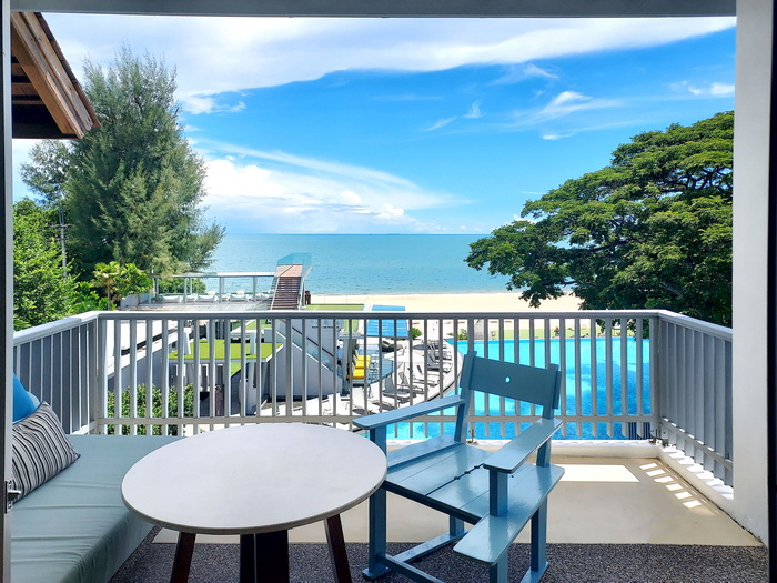 Seaview 5 star beachfront hotel Hua Hin Cha Am with tropical ambiance