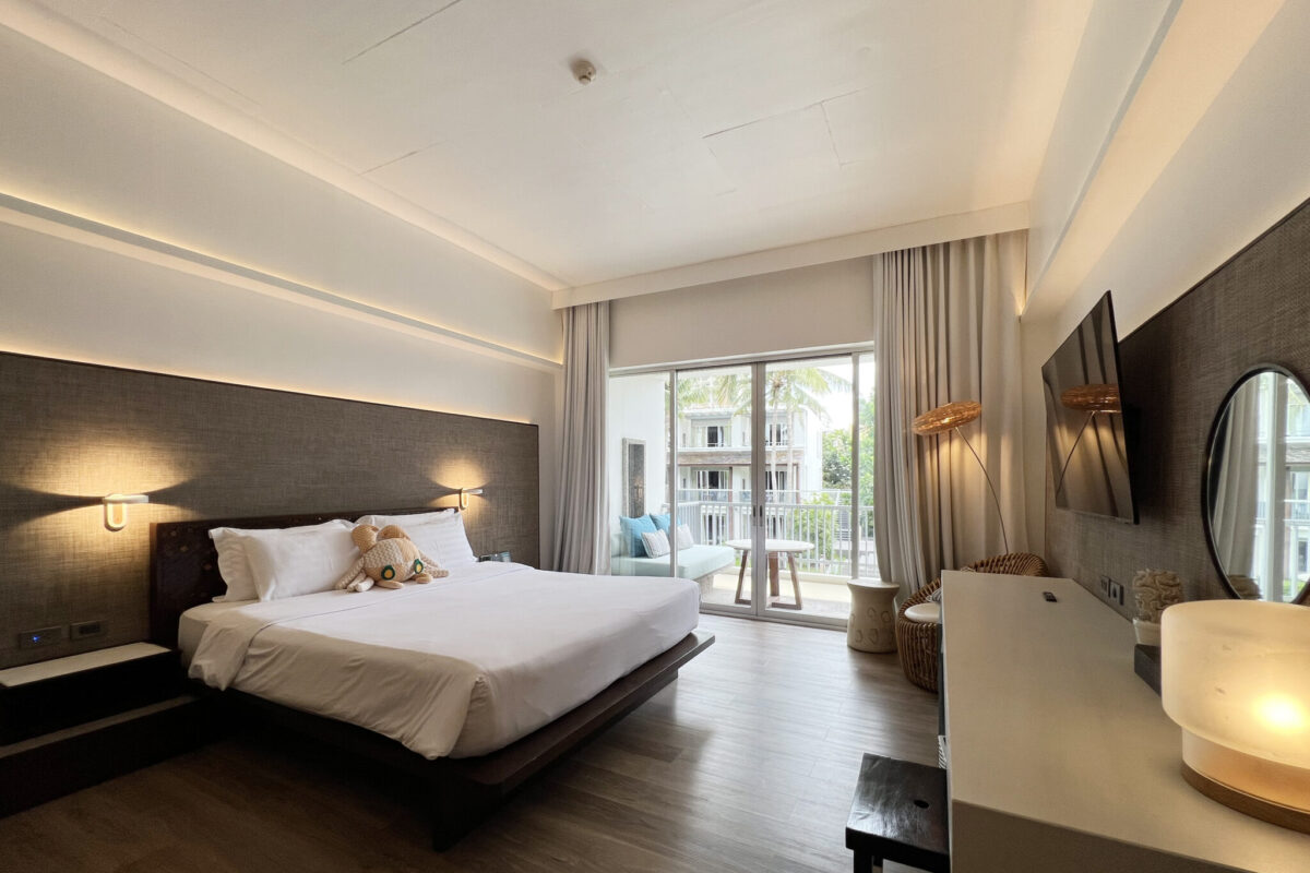 Beachfront hotel Cha Am with ocean view and relaxing tropical atmosphere