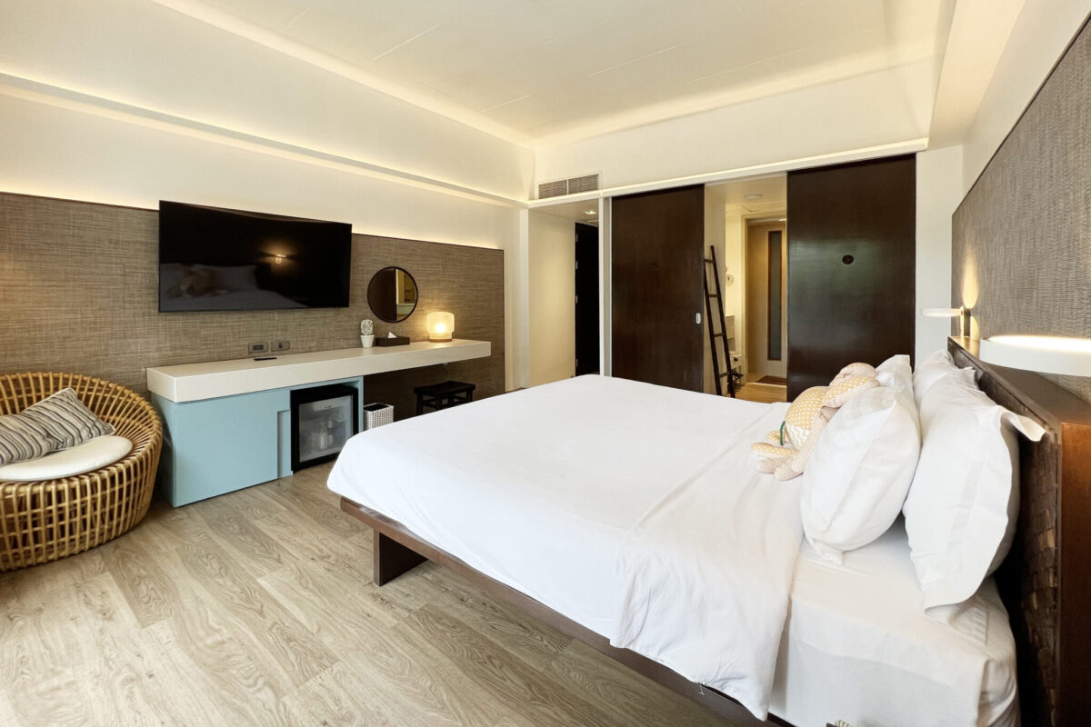 Luxury beachfront hotel in Hua Hin Cha-Am with sea view and tropical atmosphere