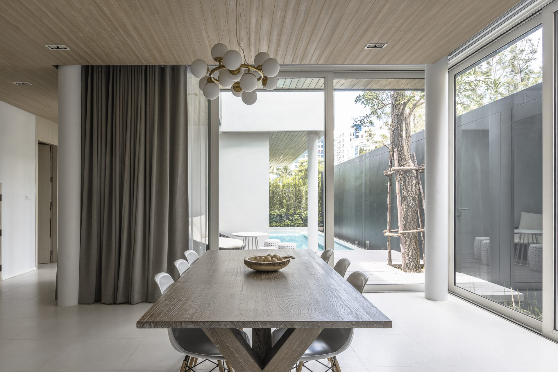 Bright, airy interior design perfect for long stays at a Pattaya Na Jomtien resort.