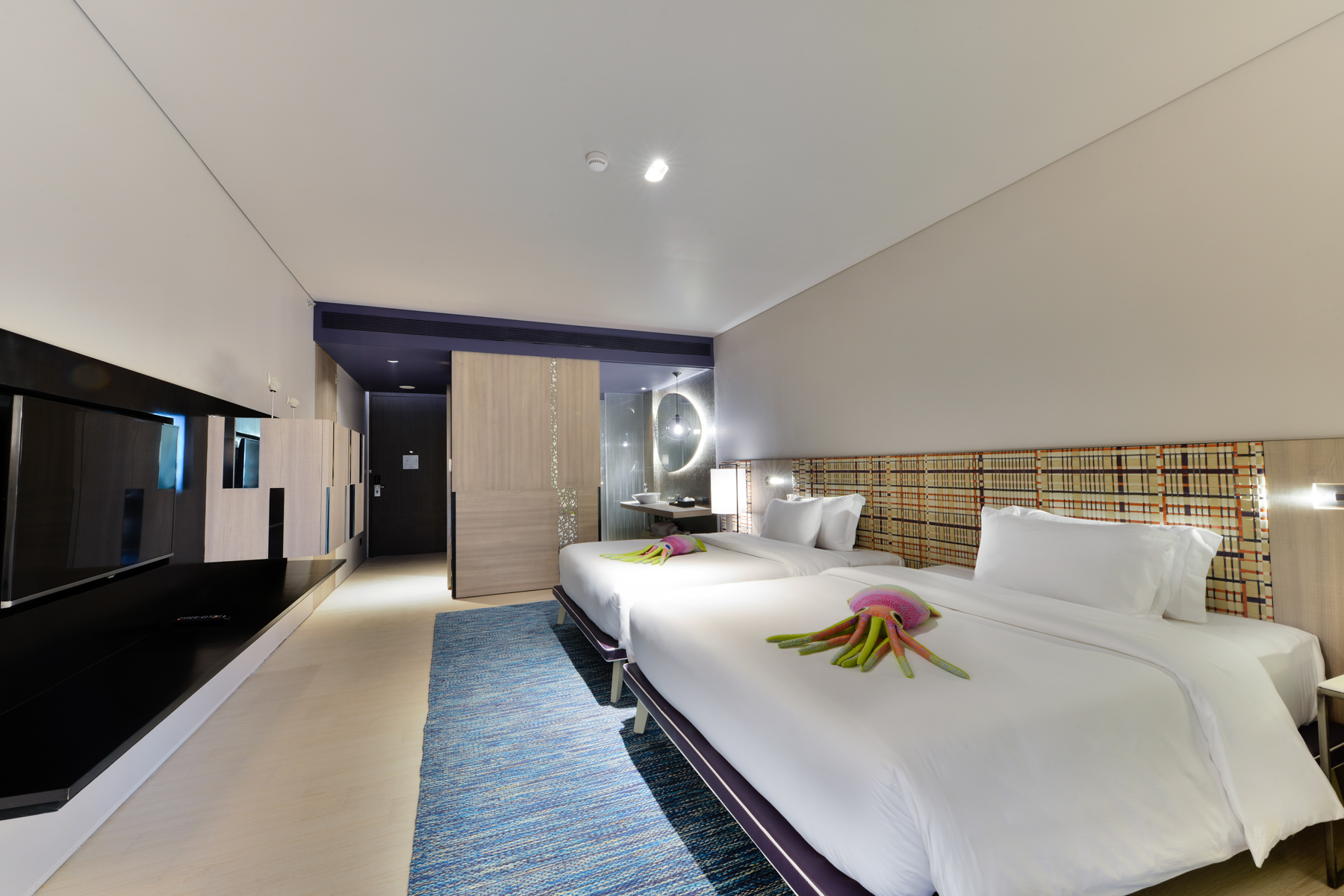 Modern Seascape Deluxe room showcasing two queen beds, refined design details, and a soothing atmosphere near Pattaya’s beachfront.