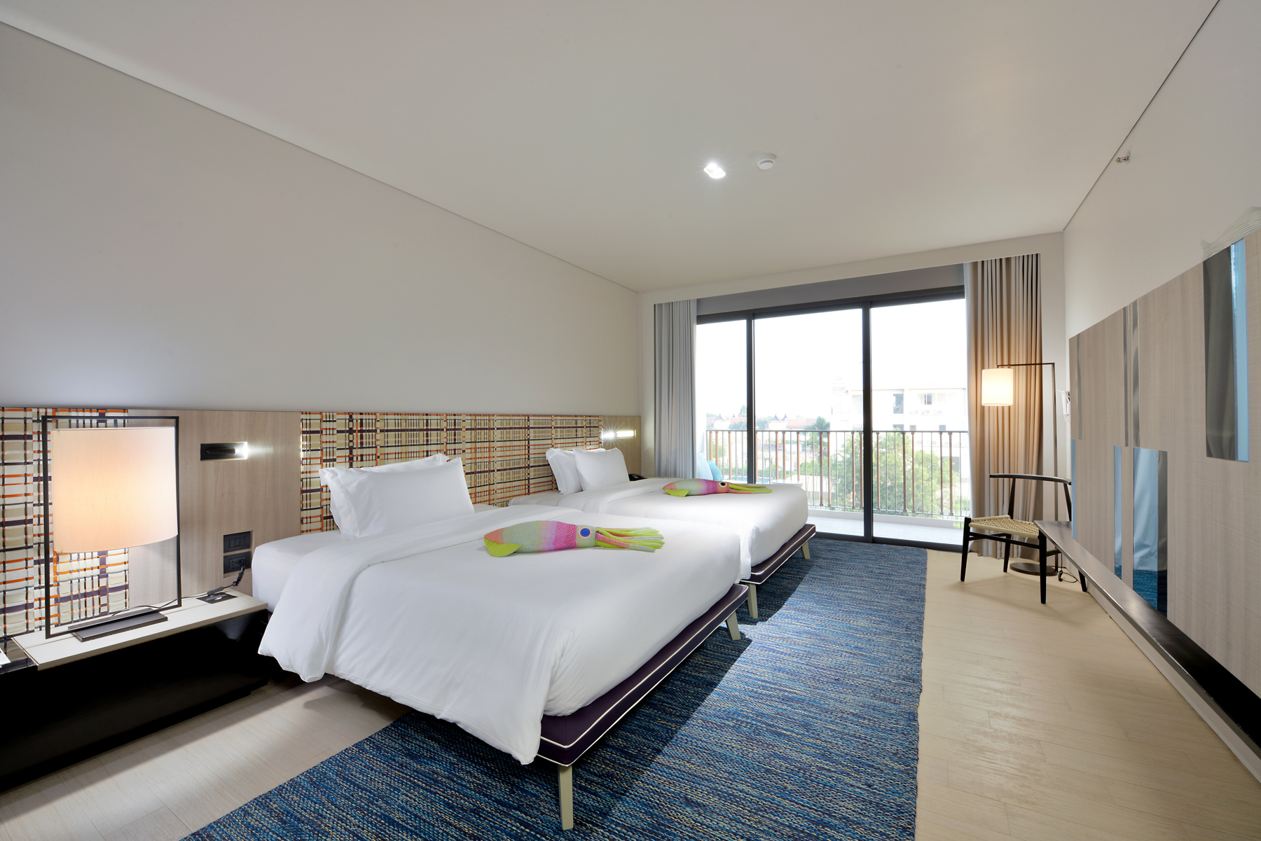 Bright Seascape Deluxe (Double Queen) room with contemporary furnishings and a calming seaside ambience, perfect for families or friends in Pattaya.