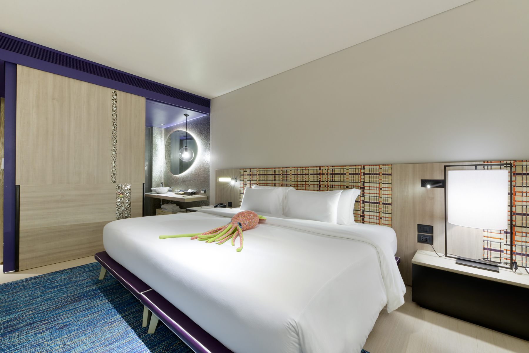 Bright and inviting Seascape Deluxe King with sophisticated design details, ideal for guests seeking comfort at a beachfront hotel in Na Jomtien.