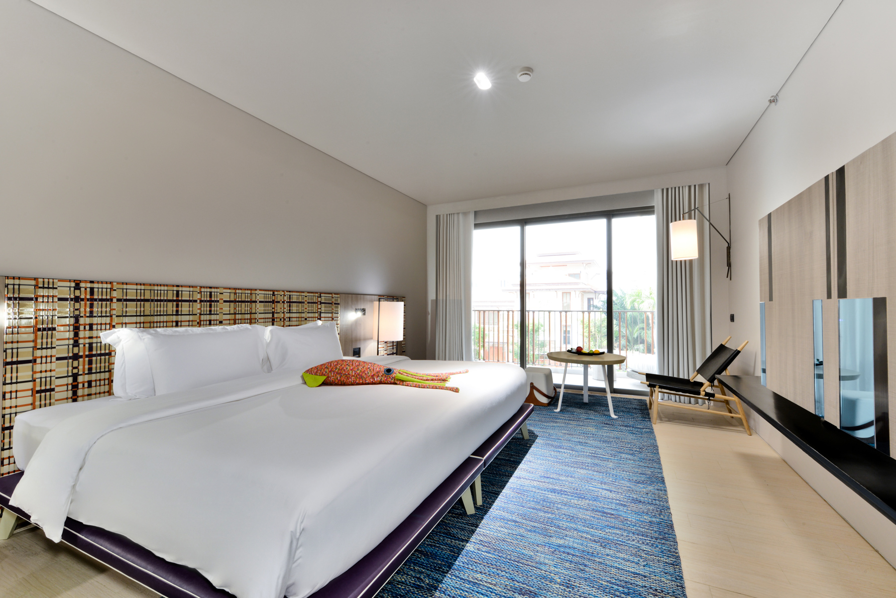Modern Seascape Deluxe King room showcasing refined décor and a tranquil bedroom layout, offering a refreshing escape by Pattaya’s coastline.