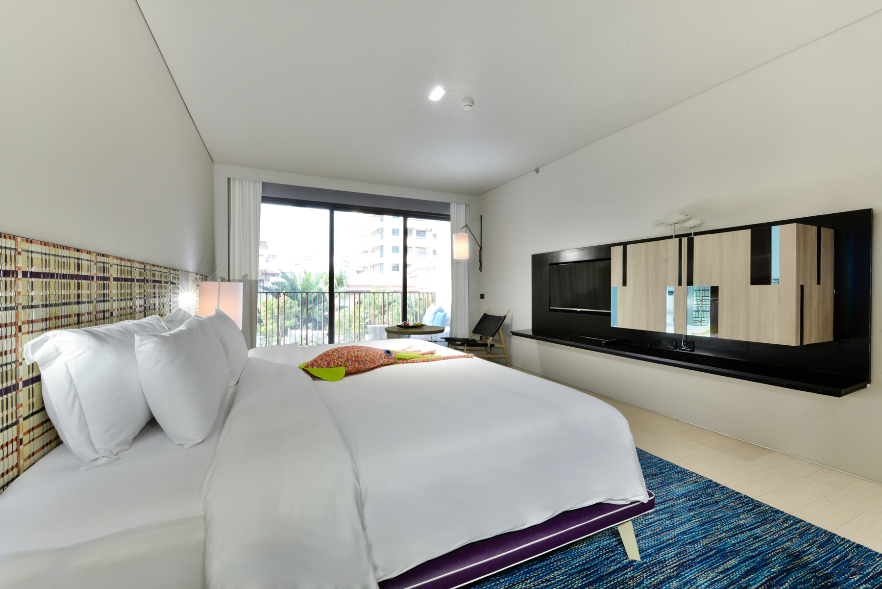 Elegant Seascape Deluxe King room with contemporary furnishings and calming neutral tones, designed for comfort near Pattaya’s beachfront.