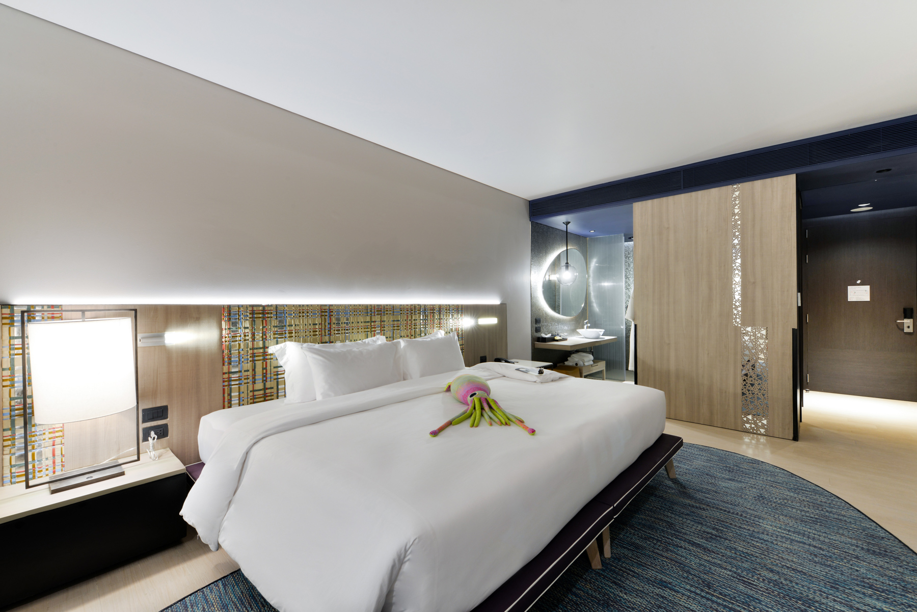 Stylish Ocean Front room with contemporary furnishings and a breathtaking ocean backdrop, ideal for a 5-star stay in Na Jomtien.