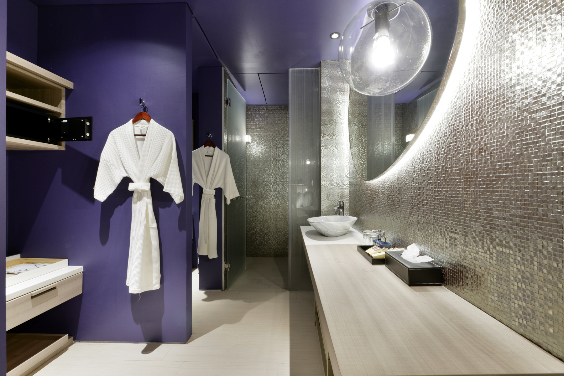 Seascape Deluxe King room with stylish modern décor and soft natural light, offering a relaxing stay at a Pattaya beachfront hotel in Na Jomtien.